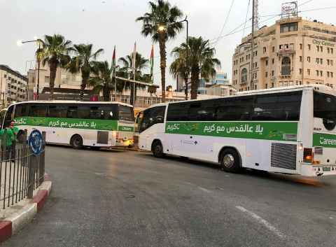 "كريم" تواصل للجمعة الثانية على التوالي من تسيِّر رحلات مجانية لنقل المصلّين من رام الله إلى حاجز قلنديا  

